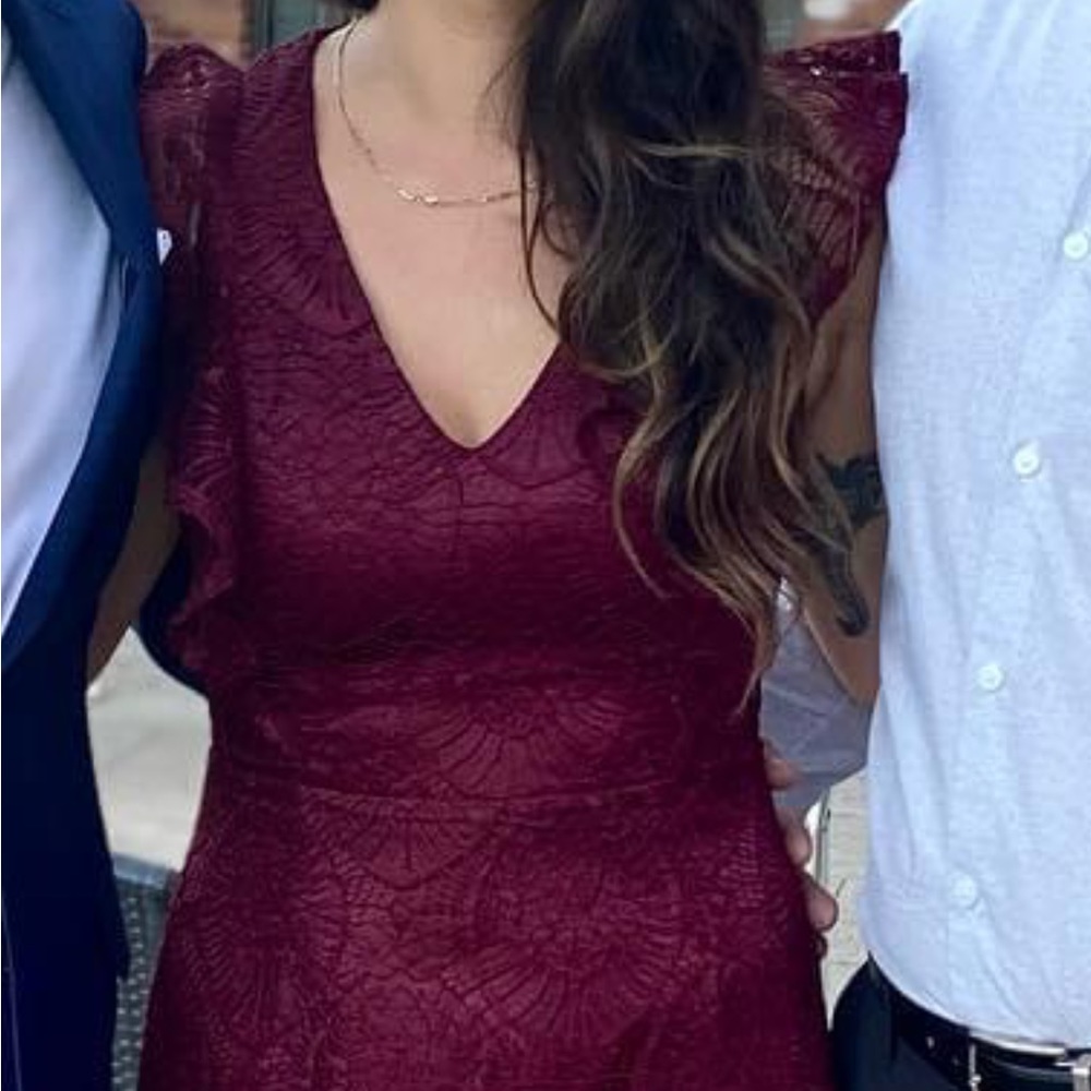 “Stunning Burgundy Prom Dress – Effortless Elegance”